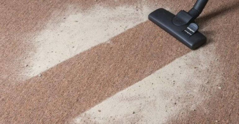 Лайфхаки для сухого чищення килима вдома: покрокова інструкція