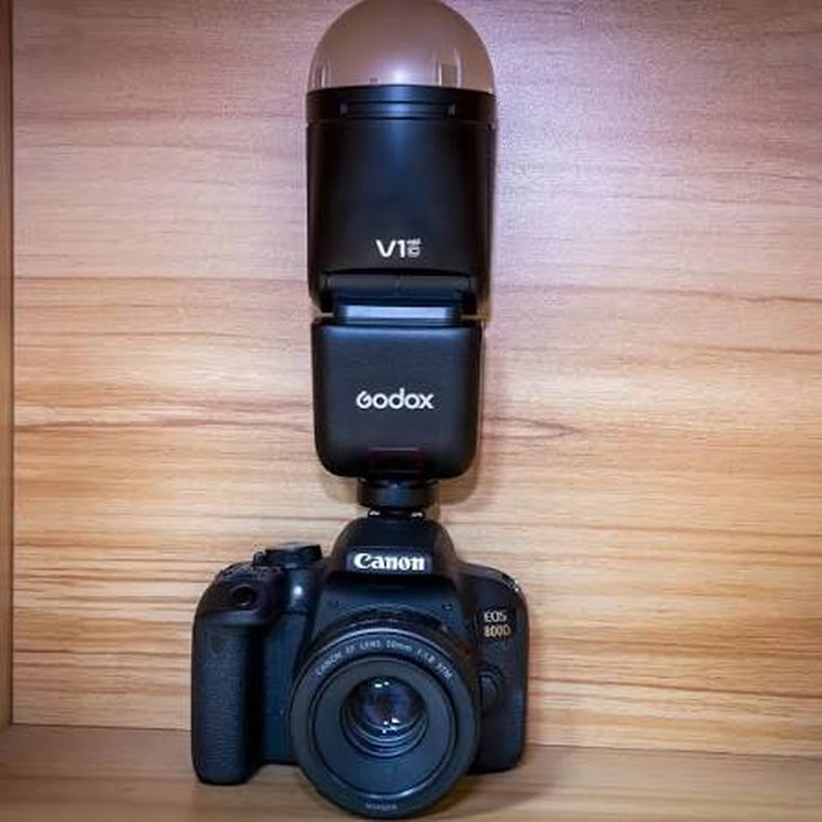Накамерний спалах Godox V1