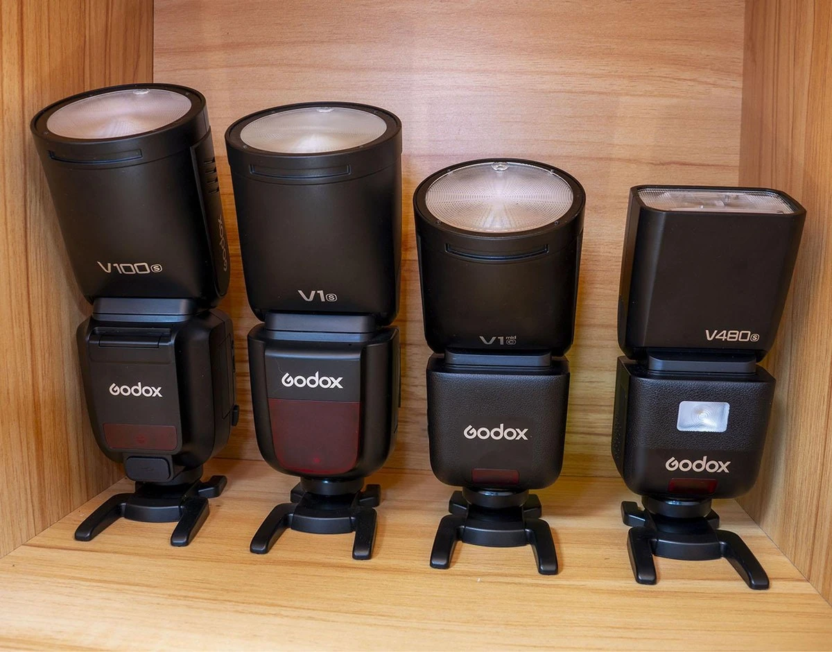 Накамерний спалах Godox V1