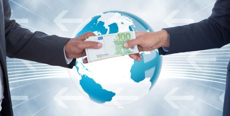 Як безпечно переказувати гроші в Україну та за кордон: що варто врахувати